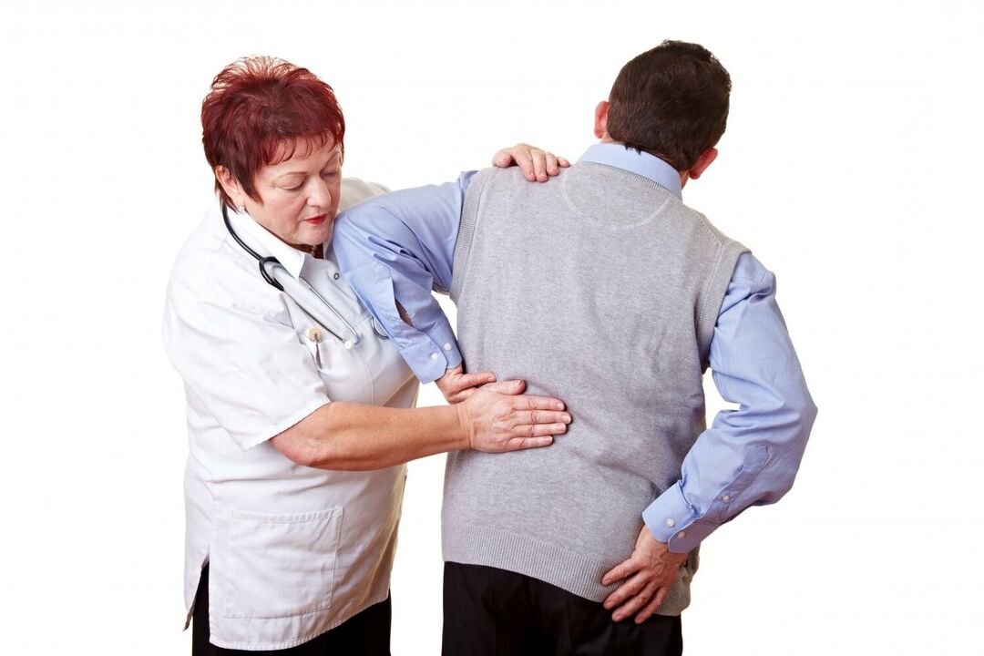 gydytojas apžiūri pacientą, kenčiantį nuo nugaros skausmo