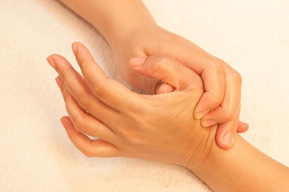 Norint palengvinti simptomus, galima masažuoti pirštų sąnarius. 