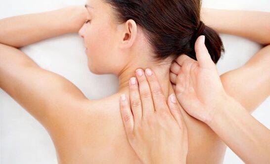Kaklo masažas padeda atpalaiduoti raumenis, mažina įtampą ir skausmą
